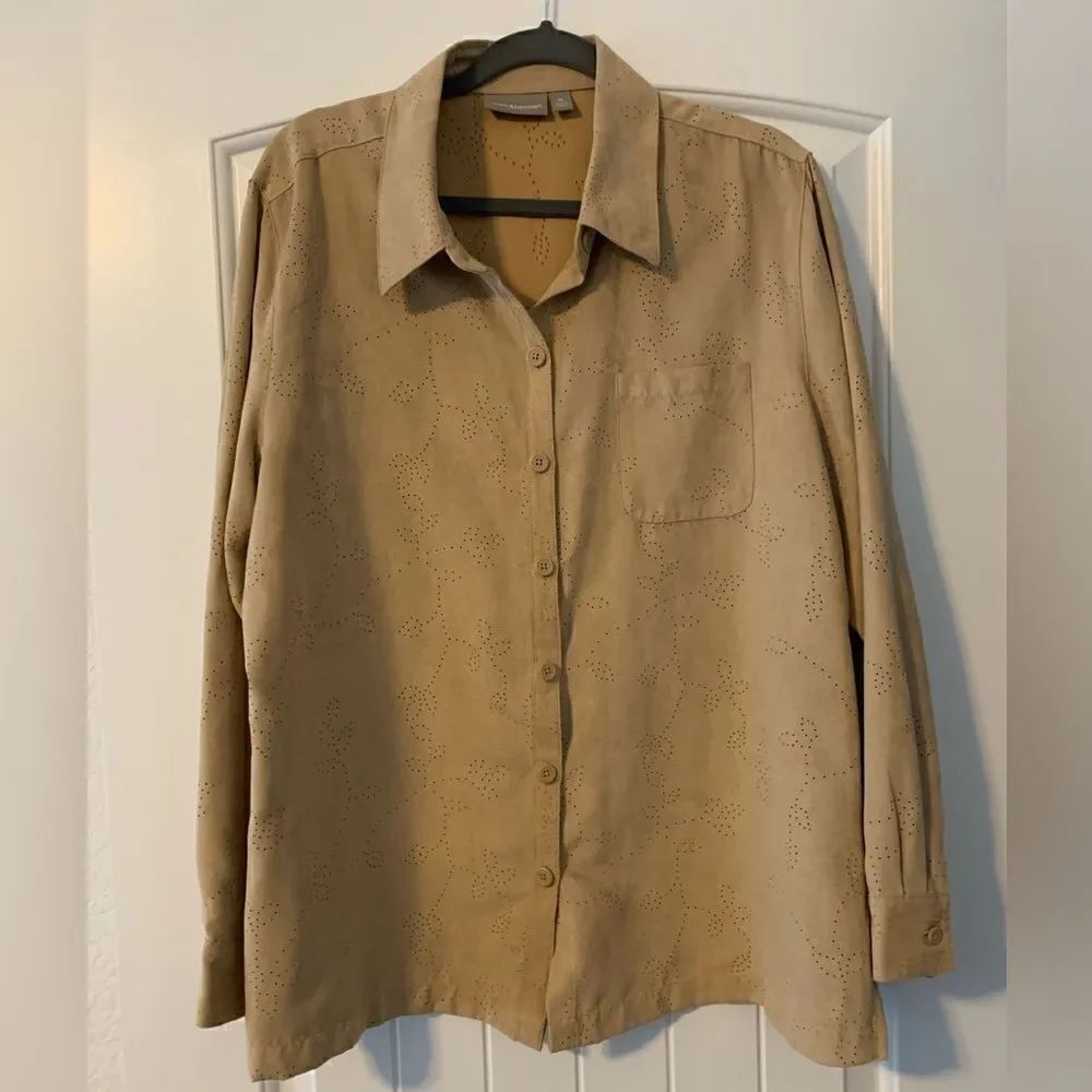 Croft & Barrow Women’s micro suede top. Size: XL. Button down, side slits.